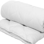 Pilota antialergică Alcam Alb 140x200 cm 250 g este soluția ideală pentru un somn odihnitor și sănătos. Fabricată din